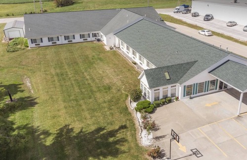 Red Bud Bed & Breakfast | Cozy Honeymoon Suite with Jacuzzi and Free Parking