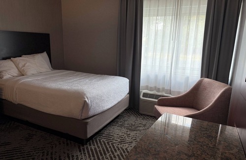 South Bend Hotel | Cozy hotel in charming South Bend with fitness room, AC