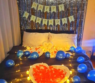Highway Hills Bed & Breakfast | Cozy Hotel Room with Bath Tub and Free Pool Access