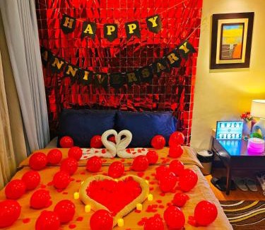 Highway Hills Bed & Breakfast | Cozy Hotel Room with Bath Tub and Free Pool Access