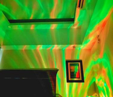 Highway Hills Bed & Breakfast | Cozy Hotel Room with Bath Tub and Free Pool Access