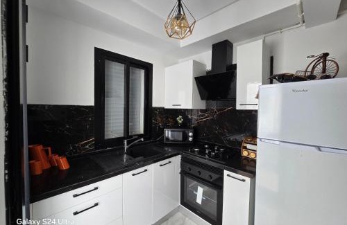 El Aouina Apartment | Cozy hotel-style emerald apartment