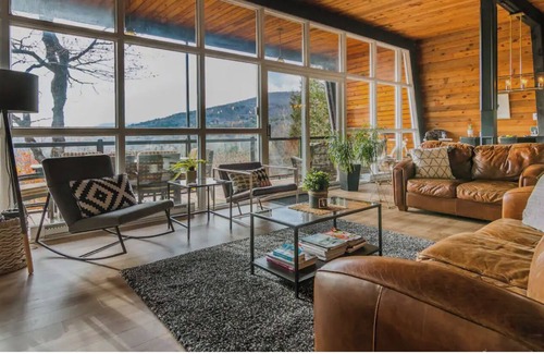 Lac Delage House | Cozy house 5 min from Ski station and Mountain BikePark. With view and & deck!