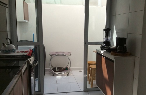 Parque Enseada House | COZY HOUSE, AIR CONDITIONING, BARBECUE, QUIET STREET, 15min walk from the beach