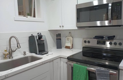 Lake City House | Cozy house close to Lake Washington with AC and a front and back yard