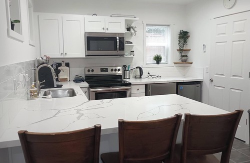 Lake City House | Cozy house close to Lake Washington with AC and a front and back yard