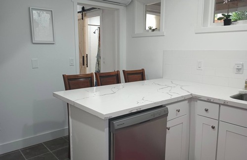 Lake City House | Cozy house close to Lake Washington with AC and a front and back yard