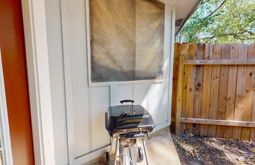 Buckingham Estates House | Cozy house in South Austin w/full kitchen, living room, WIFI, enclosed backyard