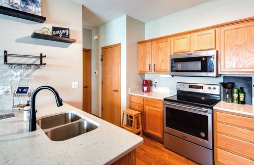 Weber House | Cozy Iowa City Home ~ 2 Mi to Kinnick Stadium!