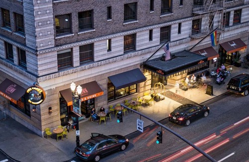 Downtown Portland Apartment | Cozy King | Elegant Ambiance + Premium Amenities