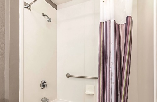 Orlando Hotel | Cozy King Room, La Quinta Inn & Suites, Free Parking, Close to UCF