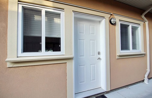 Richmond House | Cozy King Sized Private Entrance Suite 15 min from YVR and self check in