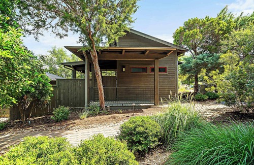 Spicewood Cabin | Cozy Lake Cabin - 1BR | Pickleball | BBQ | Firepit