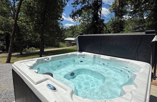 Dandridge Cabin | Cozy LAKE cabin. Near Douglas Lake in East TN! Sleeps 5! Hot Tub. Fireplace.