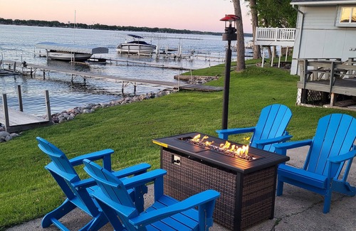 Arnolds Park Cabin | Cozy Lake Front Cabin - East Lake Private Dock - GREAT LOCATION Next to The Ritz