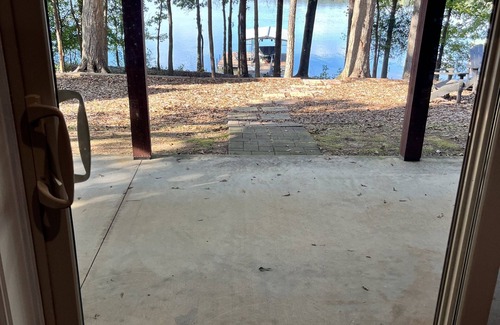 Lavonia House | Cozy Lake Hartwell Cabin - Beautiful dock views! Bring your boat and your pet!