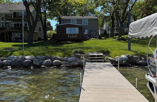 Summit House | Cozy lake house on Lower Nemahbin Lake, just a 40-minute drive to Milwaukee.