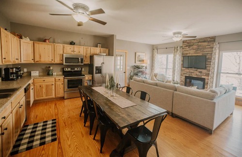 Smithville House | Cozy lake house with fire pit and lake access in backyard