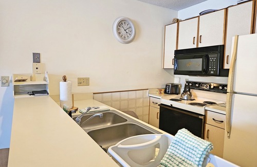 North Woodstock Condo | Cozy, lake & mountain views, AC, TV/DVD, pool/fitness club. D0045 by LRS