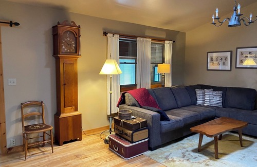 Oshkosh House | Cozy Lake view 3-bedroom house WiFi, AC in Oshkosh-Great spaces inside & out EAA