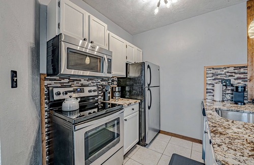 Hidden Valley Condo | Cozy, Lake View Condo in Hidden Valley with Ski Slope Access
