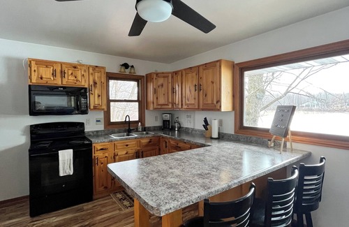 New Auburn Cabin | Cozy Lakefront Cabin w/Stunning Views & Pontoon!