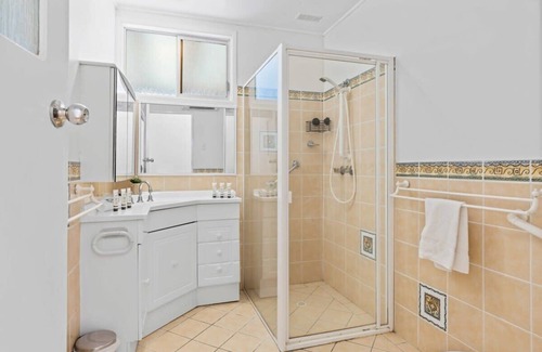 Tegerin House | Cozy Lakefront Home - Pet Friendly