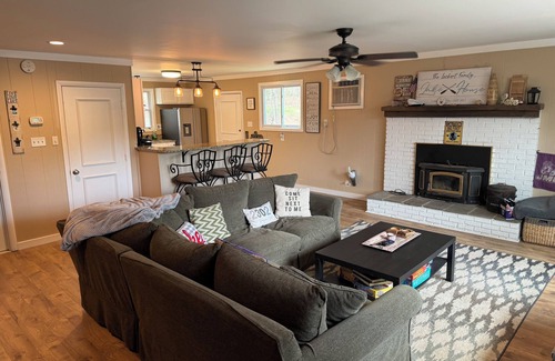 Bumpass House | Cozy Lakefront House on Lake Anna public side!