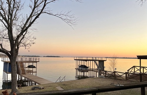 Enchanted Oaks House | Cozy Lakehouse Retreat on open water, large dock, updated interior, & exterior!