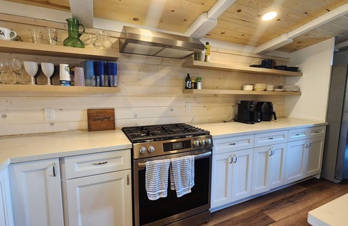 Bandon Cabin | Cozy lakeside cabin on Laurel Lake just outside Bandon Dunes. Pet friendly!