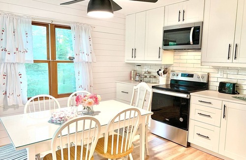 Lakeside House | Cozy Lakeside Cottage. with access to a private beach!