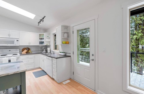 Shawnigan Lake Cottage | Cozy Lakeside Retreat – Family-Friendly with Private Beach, Dock & Hot Tub