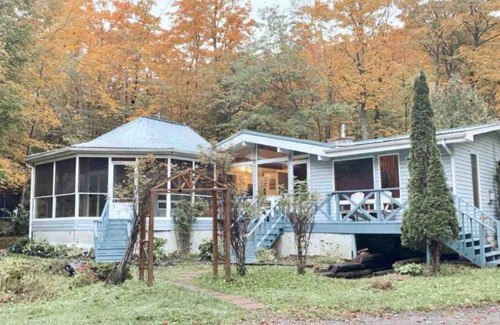Catchacoma Cottage | Cozy Lakeview Retreat