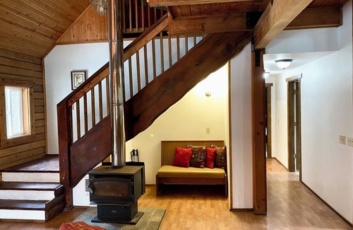 Forks Cabin | Cozy large cabin with sleeping loft in Forks WA