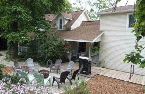 Lake Ann House | Cozy Large House, Big Porch, Fire Pit, Live Music Brewery, Heart of Lake Ann!