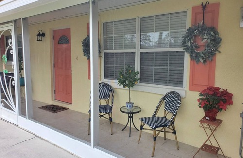 Englewood House | Cozy Lemon Cottage.minutes from the beach and our annual Waterfest!