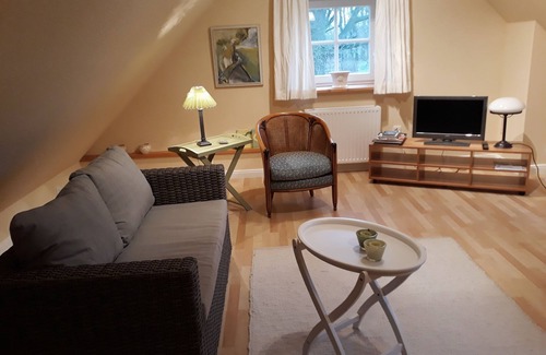 Modlich Apartment | Cozy living under thatch
