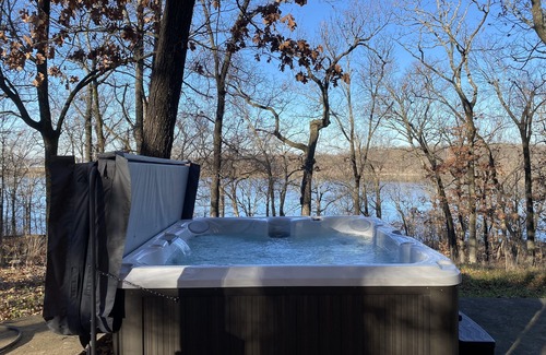 Hulbert House | Cozy Lodge on Fort Gibson Lake. Pet-Friendly!