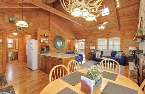 Pine Mountain Valley Cabin | Cozy Log Cabin tucked away in Warm Springs! Near Callaway and FDR