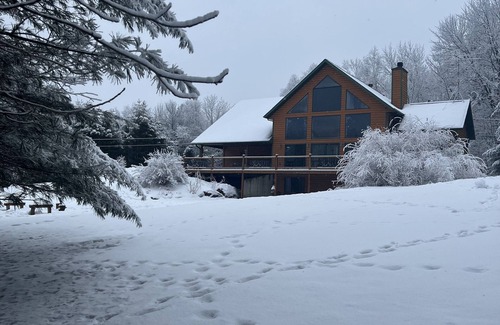 Iola Cabin | Cozy log Cabin tucked away in natures serenity