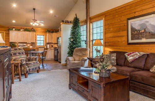 Branson Theater District Cabin | Cozy Log Cabin1 Level - Great for Summer Families - 2 Masters ALL TAXES PAID!