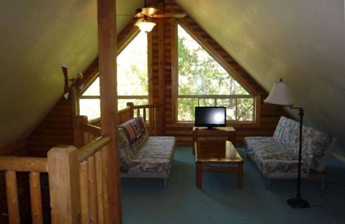 Dunsmuir House | Cozy Log Home on the Banks of the Upper Sacramento River