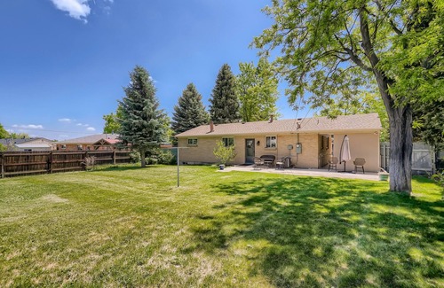Littleton House | Cozy MidMod Big Yard Dining & Shopping Nearby