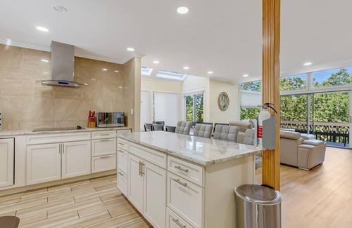 Tannersville Ski Chalet | Cozy Modern Camelback House
