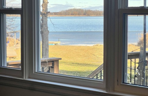 Adolphustown Cottage | Cozy Modern cottage on Hay Bay