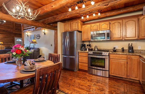 Medford Cabin | 🐾 Cozy Modern Log Home with Amazing Backyard/BBQ 3 bd 2 bth 🐾