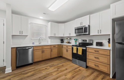 Taylors House | Cozy & Modern New-Build, 10 min to Greenville, Private Deck for Relaxing