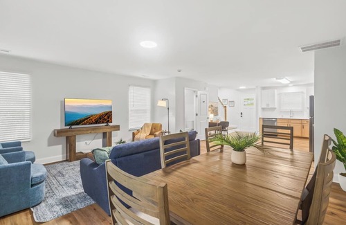 Taylors House | Cozy & Modern New-Build, 10 min to Greenville, Private Deck for Relaxing