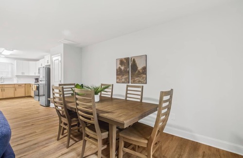 Taylors House | Cozy & Modern New-Build, 10 min to Greenville, Private Deck for Relaxing