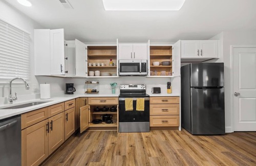 Taylors House | Cozy & Modern New-Build, 10 min to Greenville, Private Deck for Relaxing